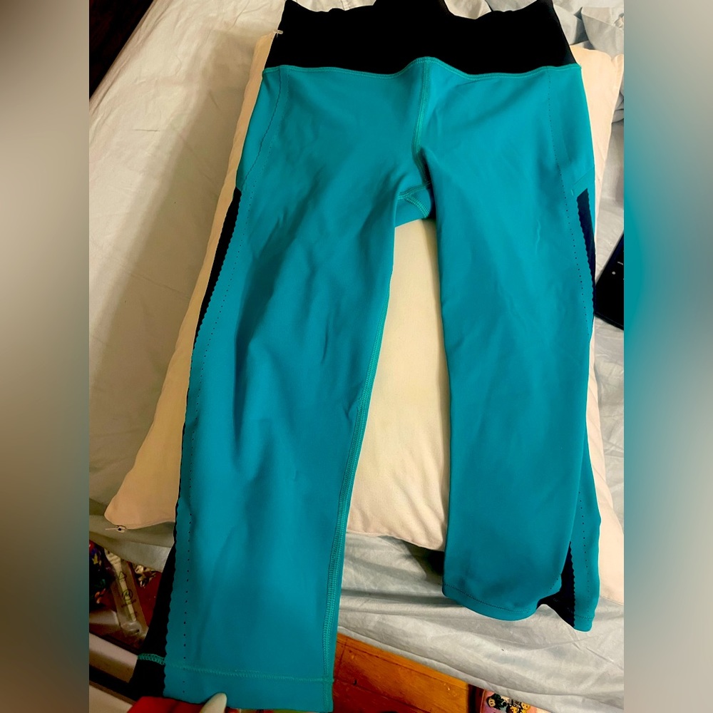 Lululemon cropped running leggings, new without tag, never used no pilling,